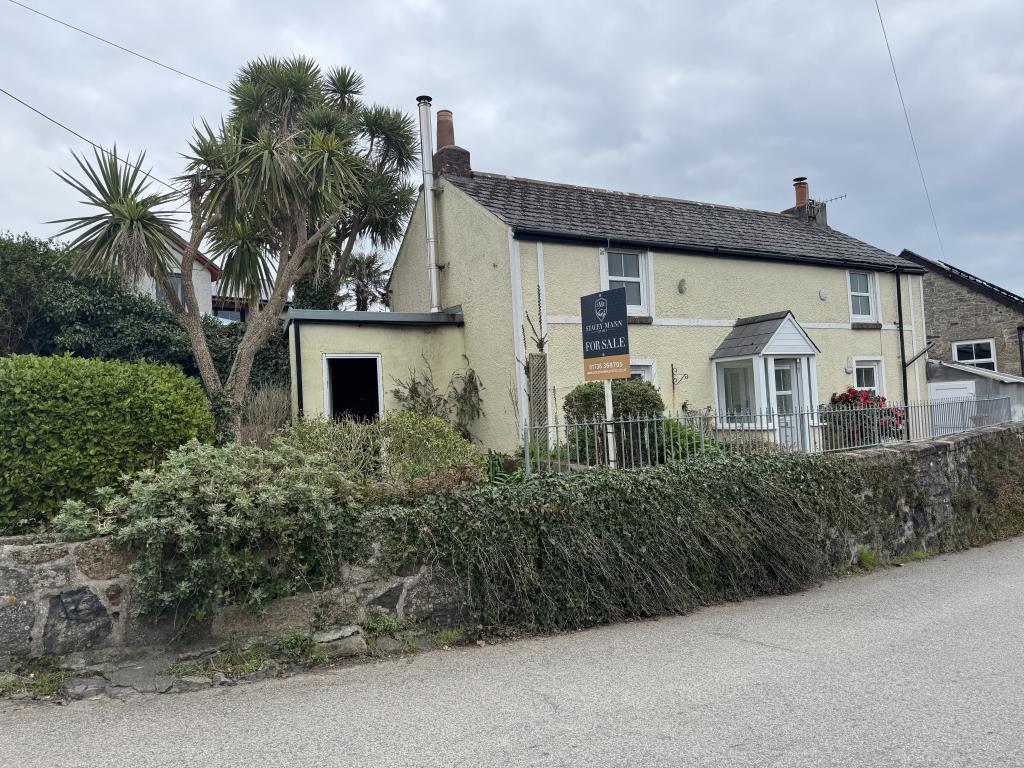 Lot: 96 - TWO-BEDROOM DETACHED COTTAGE - Front of the property